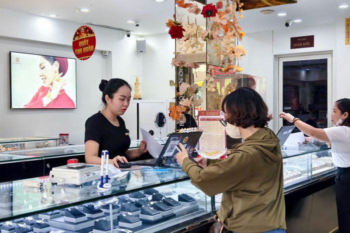 Người dân theo dõi bảng giá, cân nhắc kỹ trước khi giao dịch trong bối cảnh thị trường vàng biến động nhanh. Ảnh: Nguyễn Hoàng/Báo Tin tức và Dân tộc