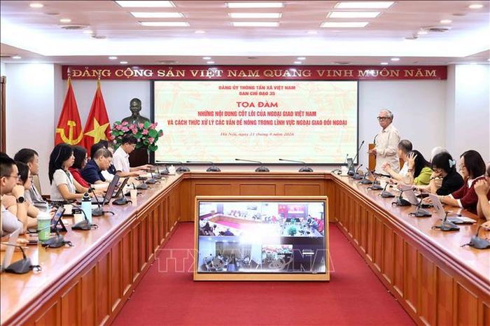 Đại sứ, nguyên Thứ trưởng Bộ Ngoại giao Phạm Quang Vinh trao đổi với cán bộ, phóng viên, biên tập viên Thông tấn xã Việt Nam về những nội dung cốt lõi của ngoại giao Việt Nam và cách thức xử lý các vấn đề nóng trong lĩnh vực ngoại giao, đối ngoại. Ảnh: An Đăng/TTXVN
