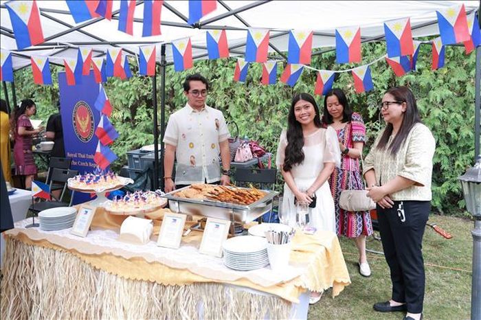 Gian hàng ẩm thực của ĐSQ Philippine tại sự kiện. Ảnh: Việt Thắng/PV TTXVN tại CH Séc