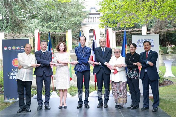 Đại sứ Việt Nam Dương Hoài Nam (thứ 2 từ trái sang) cùng Đại sứ các nước Asean tại Praha, CH Séc. Ảnh: Việt Thắng/PV TTXVN tại CH Séc