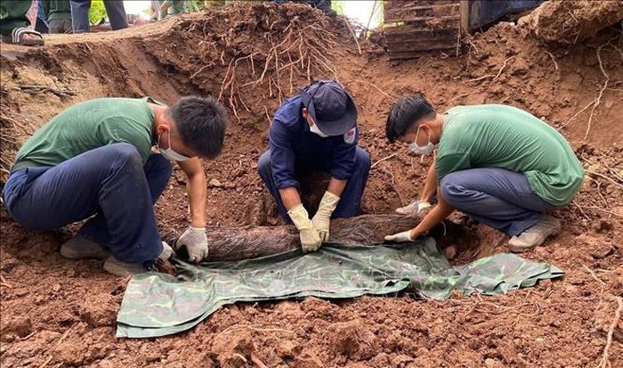 Hài cốt liệt sĩ được tìm thấy tại ấp Cả Cái, xã biên giới Tân Thành (Đồng Tháp). Ảnh: TTXVN phát