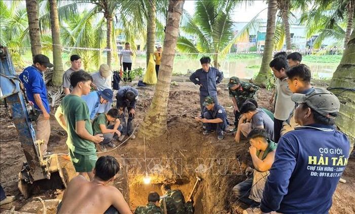 Đội K91 tìm kiếm hài cốt liệt sĩ trên địa bàn ấp Cả Cái, xã Tân Thành, tỉnh Đồng Tháp. Ảnh: TTXVN phát