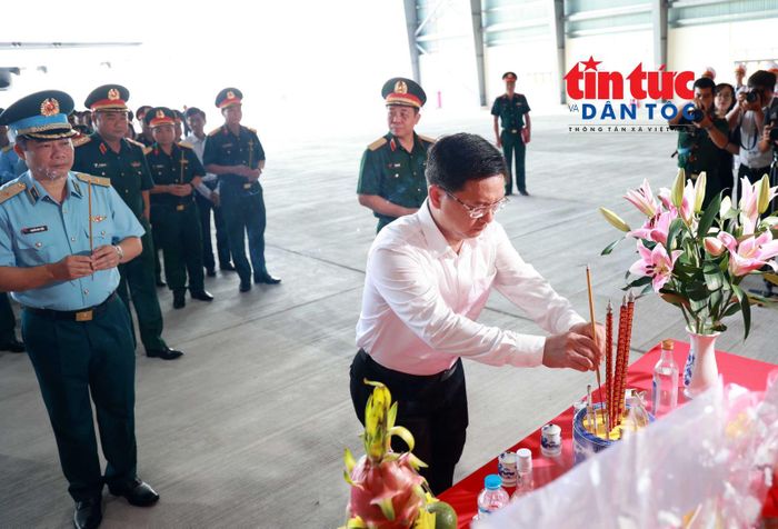 Lãnh đạo TP Hồ Chí Minh cùng lãnh đạo Quân khu 7, Sư đoàn 370 và Bộ Tư lệnh TP Hồ Chí Minh thực hiện nghi thức dâng hoa, dâng hương.