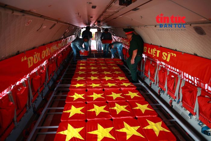 Hơn 7.000 mẫu hài cốt liệt sĩ lên máy bay để vận chuyển ra Hà Nội phục vụ giám định ADN.