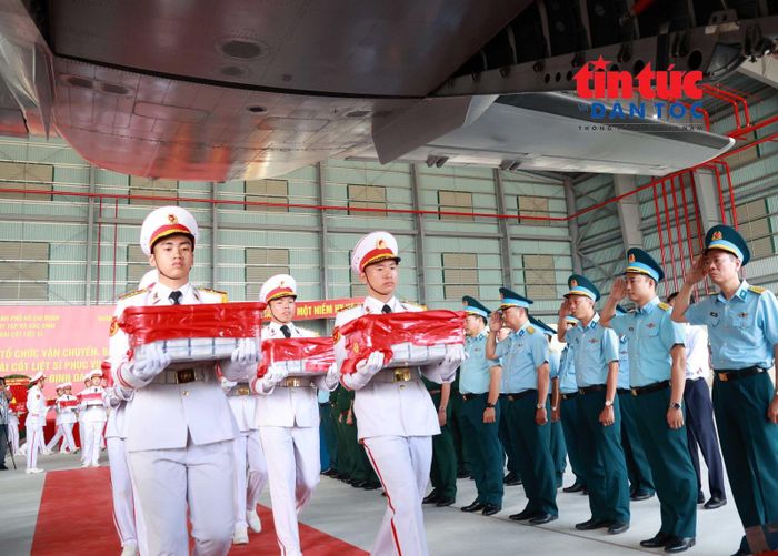 Đội nghi lễ thực hiện nghi thức đưa mẫu hài cốt liệt sĩ lên máy bay.