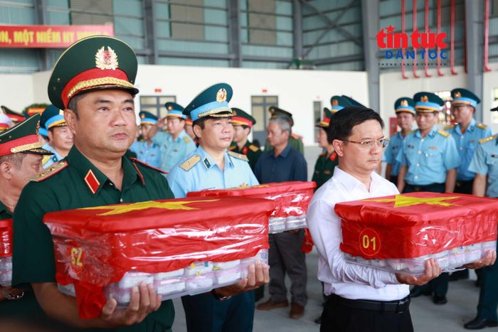 Lãnh đạo TP Hồ Chí Minh, Quân khu 7, Bộ Tư lệnh TP Hồ Chí Minh và Sư đoàn 370 thực hiện nghi thức đưa mẫu hài cốt liệt sĩ lên máy bay.