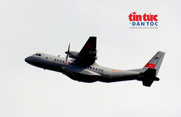 Máy bay CASA C-295 của Quân chủng Phòng không - Không quân, bắt đầu hành trình vận chuyển ra Hà Nội phục vụ giám định ADN.