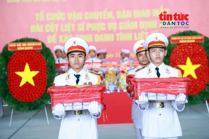 Đội nghi lễ thực hiện nghi thức đưa mẫu hài cốt liệt sĩ lên máy bay.