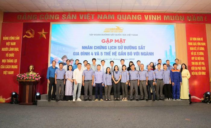 Lãnh đạo ngành Đường sắt chụp ảnh lưu niệm với các thế hệ người làm đường sắt.