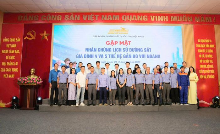 Lãnh đạo ngành Đường sắt chụp ảnh lưu niệm với các thế hệ người làm đường sắt.