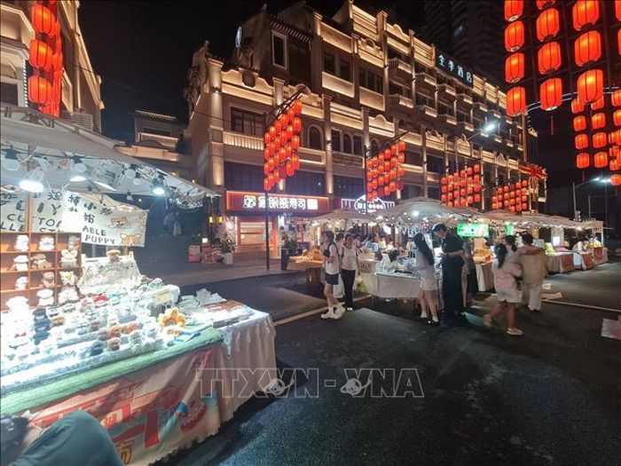 Hoạt động mua sắm, vui chơi và giải trí về đêm thu hút đông người dân và du khách tại thành phố Nam Ninh.