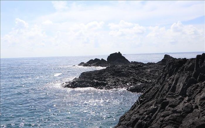 Những khối đá đen bazan, đá ong là vết tích nham thạch phun trào hàng triệu năm tại Hòn Nhàn.