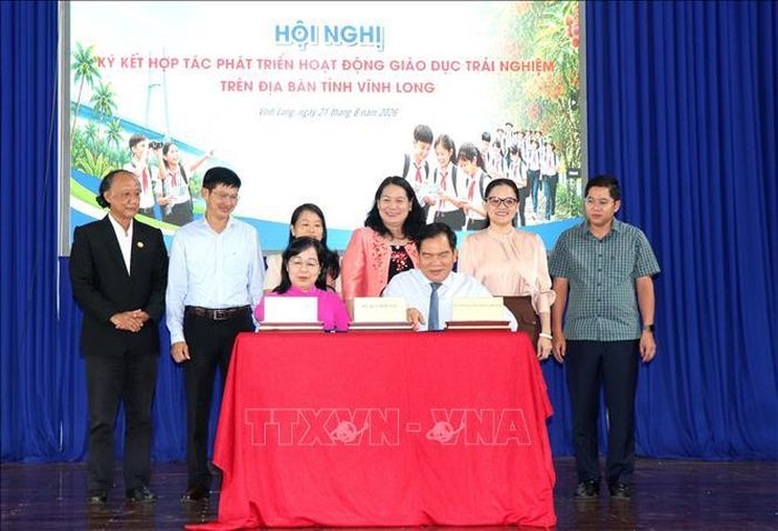 Các đơn vị ký kết hợp tác phát triển hoạt động giáo dục trải nghiệm trên địa bàn tỉnh Vĩnh Long.