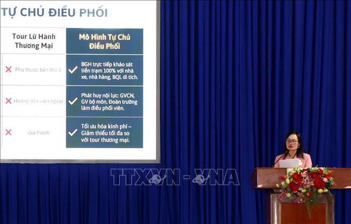 Đại biểu chia sẻ mô hình giáo dục trải nghiệm gắn với du lịch.