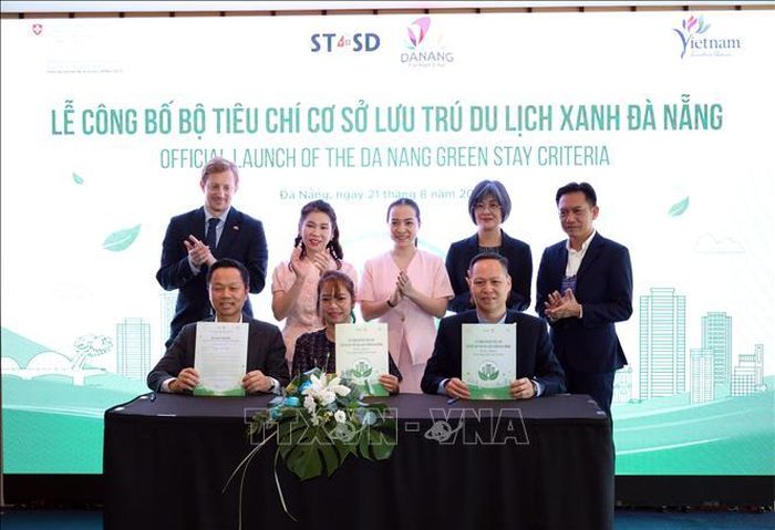 Đại diện các cơ sở lưu trú thực hiện nghi thức cam kết các tiêu chí cơ sở du lịch xanh tại Đà Nẵng.