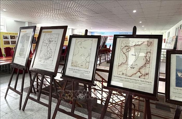 Triển lãm giới thiệu và trưng bày nhiều bản đồ là những tư liệu quý báu khẳng định quá trình xác lập, thực thi và bảo vệ chủ quyền liên tục của Việt Nam đối với hai quần đảo Hoàng Sa và Trường Sa.