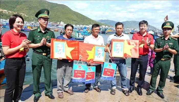 Hành trình “Tôi yêu Tổ quốc tôi” năm 2026 chặng 4 tại tỉnh Khánh Hòa tặng quà cho ngư dân Khánh Hòa.