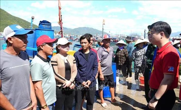 Anh Lê Hải Long, Phó trưởng Ban Công tác Thanh thiếu nhi, Trung ương Đoàn thăm, động viên ngư dân làm việc ở khu vực cảng cá dân sinh Vĩnh Trường, phường Nha Trang, tỉnh Khánh Hòa.