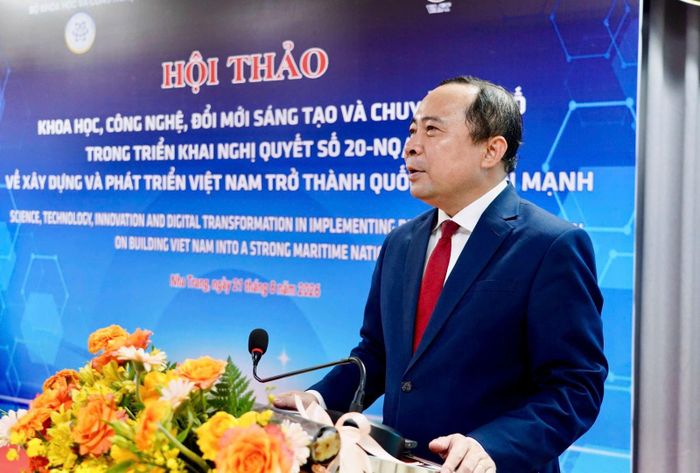 Bộ trưởng Bộ Khoa học và Công nghệ phát biểu tại hội thảo.