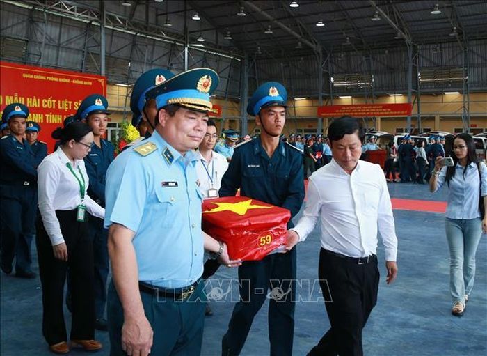 Sau khi thực hiện nghi lễ dâng hương tưởng niệm, các mẫu hài cốt liệt sĩ được chuyển tới Viện Hàn lâm Khoa học và Công nghệ Việt Nam để giám định ADN. Ảnh: Trọng Đức/TTXVN