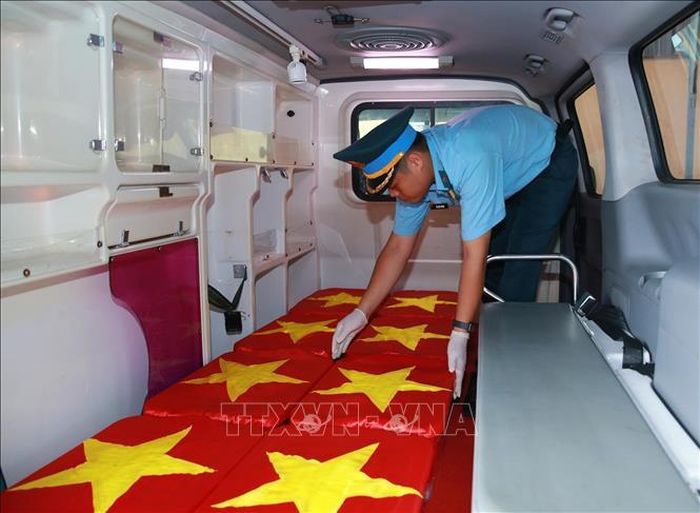 Các mẫu hài cốt liệt sĩ được đưa lên xe chuyên dụng, vận chuyển về Viện Hàn lâm Khoa học và Công nghệ Việt Nam để giám định ADN. Ảnh: Trọng Đức/TTXVN