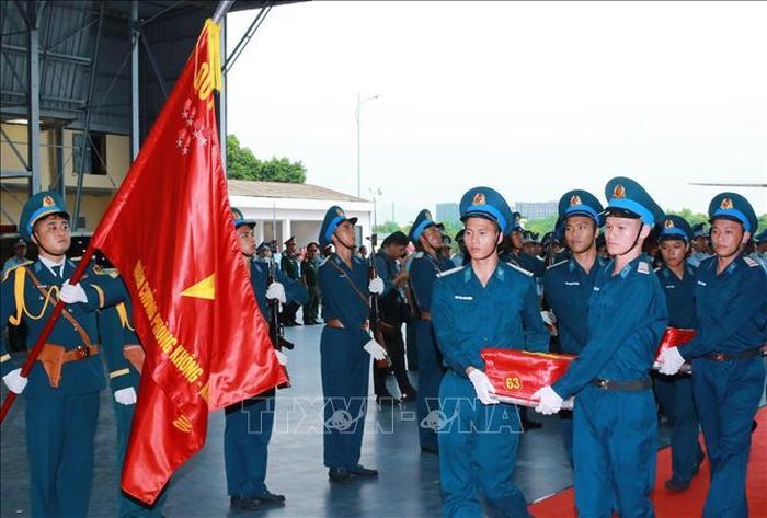 Nghi thức trang trọng chuyển mẫu hài cốt liệt sĩ từ máy bay xuống tại Sân bay Gia Lâm để làm lễ dâng hương tưởng niệm. Ảnh: Trọng Đức/TTXVN