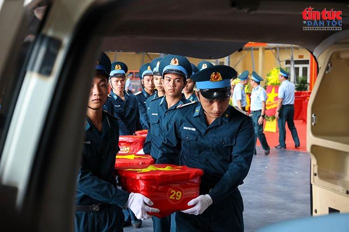 Những thùng chứa mẫu sinh phẩm hài cốt liệt sĩ được vận chuyển cẩn trọng, bảo đảm an toàn và đúng quy trình đến cơ quan giám định ADN.