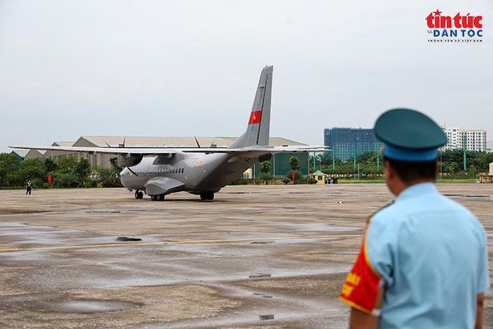 Máy bay quân sự CASA C-295 di chuyển vào vị trí đỗ.