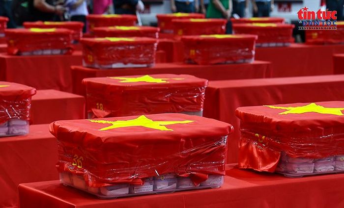 Những thùng chứa mẫu sinh phẩm được phủ vải đỏ in hình Quốc kỳ, đánh số và vận chuyển cẩn trọng vào khu vực tổ chức lễ bàn giao.