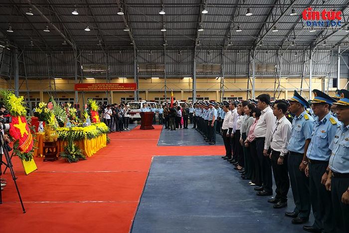 Đại biểu và cán bộ, chiến sĩ dành một phút tưởng niệm các Anh hùng liệt sĩ tại lễ tiếp nhận, bàn giao mẫu sinh phẩm tại sân bay Gia Lâm.