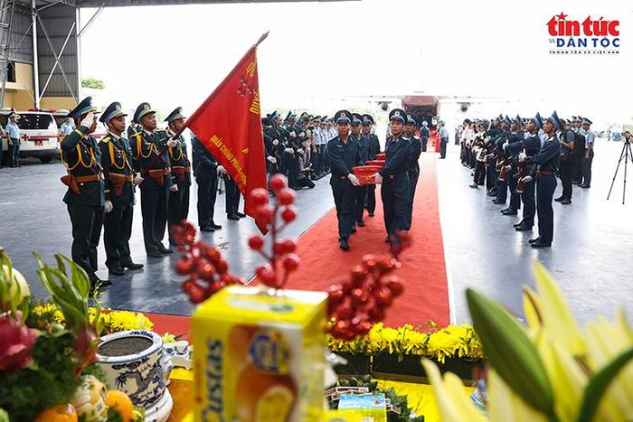 Mỗi thùng chứa mẫu sinh phẩm được đánh số, niêm phong và bảo quản theo quy định phục vụ công tác giám định ADN.