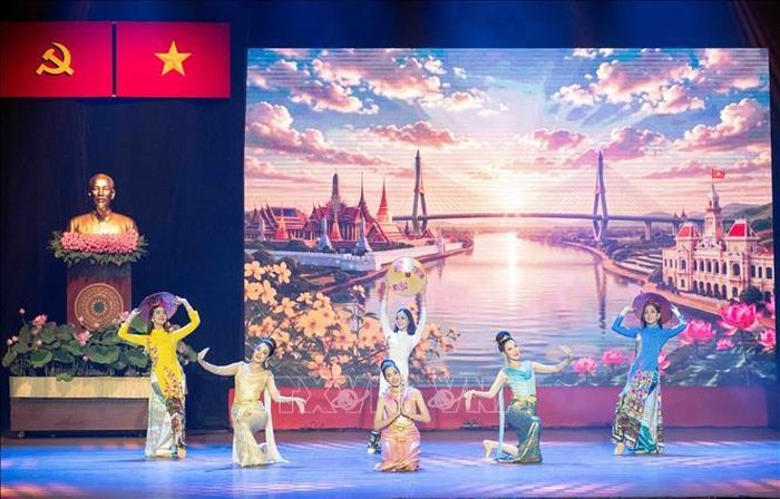 Các nghệ sĩ Thái Lan trong trang phục truyền thống và áo dài Việt Nam trình diễn chương trình văn nghệ chào mừng Lễ kỷ niệm.