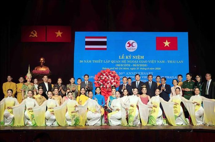 Lãnh đạo Thành phố Hồ Chí Minh và các đại biểu Thái Lan chụp ảnh lưu niệm cùng các nghệ sĩ Việt Nam và Thái Lan.
