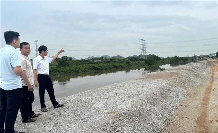 Một số đoạn, đơn vị thi công đã đổ đá mạt, chuẩn bị rải thảm, nhưng qua theo dõi nền đất chưa ổn định, vẫn còn tình trạng sụt lún, nên đang trong quá trình theo dõi. Ảnh: Khiếu Tư/TTXVN