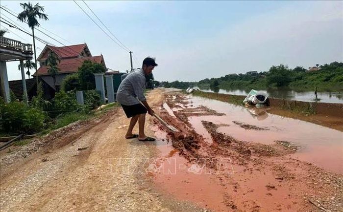 Tại thôn 5, xã Nga An, vào những ngày nắng, ở khu vực chưa hoàn thiện bụi mù do một số vị trí mới đổ nền; ngày mưa xuống lại lầy lội, nhiều ổ gà, ổ voi, ảnh hưởng đến sinh hoạt của người dân. Ảnh: Khiếu Tư/TTXVN