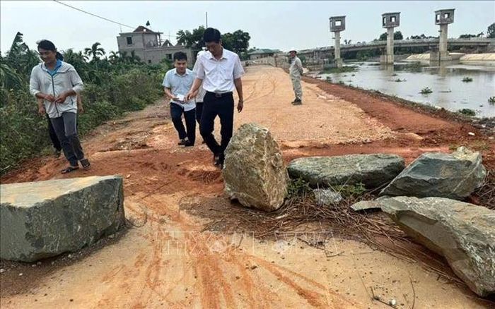 Đoạn cuối tuyến, khu vực tiếp giáp với Tiểu dự án Hệ thống thủy lợi sông Lèn (KEXIM1) của Ban Quản lý Trung ương các dự án Thủy lợi vẫn còn tồn tại sự cố sạt lở khoảng 100 m chưa được hoàn trả hoàn chỉnh. Ảnh: Khiếu Tư/TTXVN
