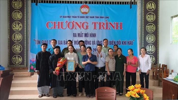 Ra mắt tổ quản lý mô hình “Tôn giáo tham gia bảo vệ môi trường và ứng phó với biến đổi khí hậu” . Ảnh: Huỳnh Phúc Hậu/TTXVN