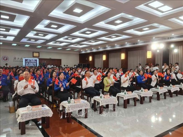 Đại biểu Việt Nam và Trung Quốc tham dự chương trình.