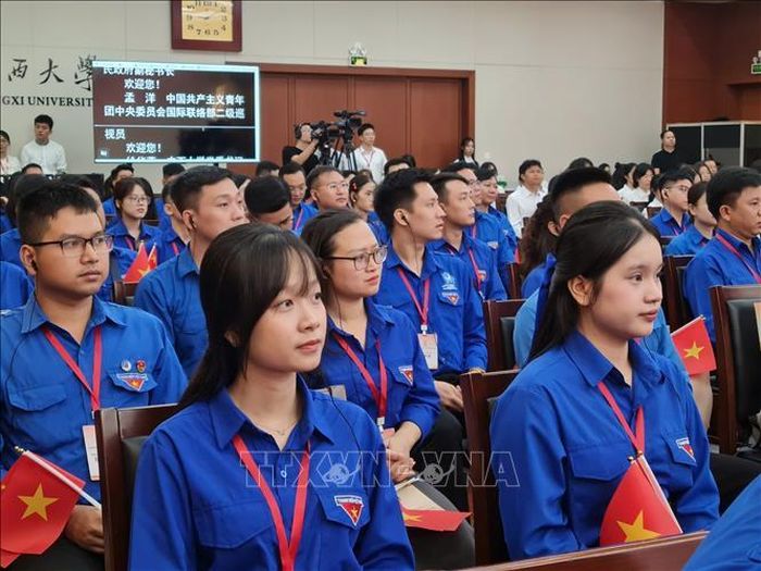 Các bạn trẻ thanh niên Việt Nam tham dự chương trình.