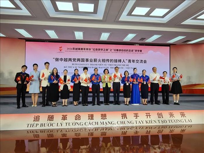 Các đại biểu tham dự chương trình chụp ảnh lưu niệm tại chương trình giao lưu thanh niên với chủ đề “Những người kế tục sự nghiệp của hai Đảng, hai nước Việt Nam - Trung Quốc”.