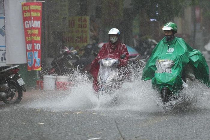 Nhiều khu vực trên cả nước có mưa dông. Ảnh: TTXVN