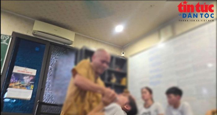 Hình ảnh ông Mạnh khám, chữa bệnh do phóng viên Báo Tin tức và Dân tộc ghi nhận.