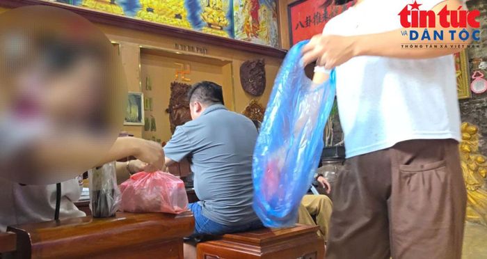 Được quảng cáo chữa bệnh miễn phí, nhưng lại tư vấn người bệnh mua thuốc với chi phí vô cùng đắt đỏ.