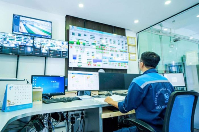 Nhân viên Nhà máy nước Tân Hiệp giám sát hệ thống cấp nước. Ảnh: PV