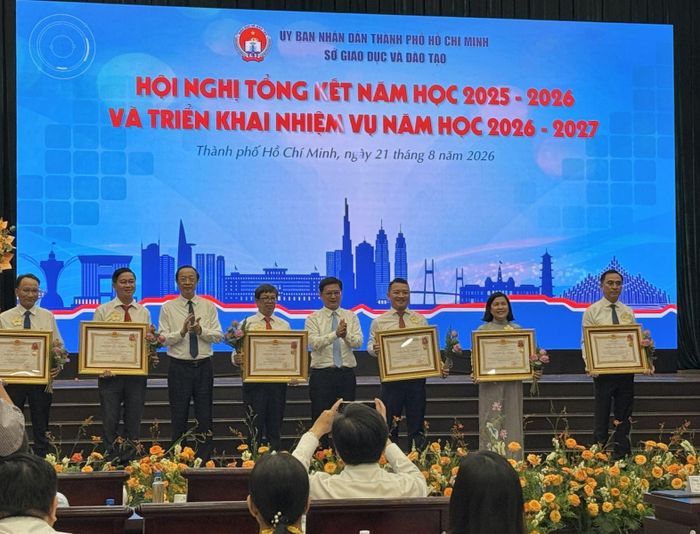 Lãnh đạo Bộ Giáo dục và Đào tạo, UBND TP Hồ Chí Minh trao Huân chương Lao động cho các cá nhân có thành tích xuất sắc.
