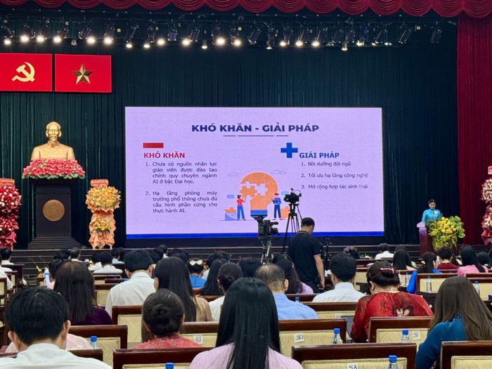 Hội nghị lắng nghe nhiều tham luận đến từ các cơ sở giáo dục trên địa bàn thành phố.