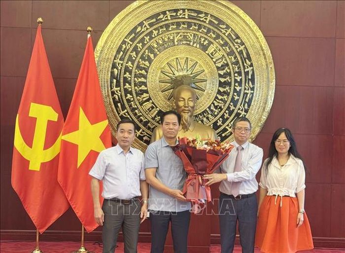 Đại sứ Việt Nam tại Trung Quốc Phạm Thanh Bình (thứ hai, từ phải sang) tặng hoa chúc mừng ngày truyền thống Công an nhân dân.