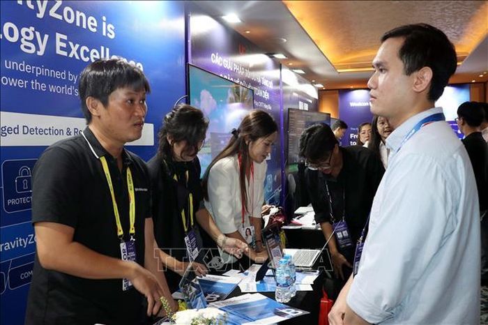 Đại biểu tìm hiểu các giải pháp được trưng bày tại triển lãm. Ảnh: Tiến Lực/TTXVN
