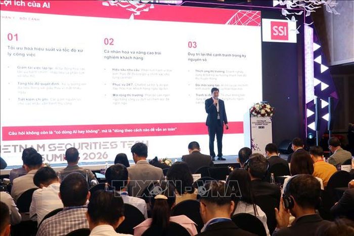 Đại diện Công ty cổ phần chứng khoán SSI trình bày tham luận tại Hội thảo. Ảnh: Tiến Lực/TTXVN