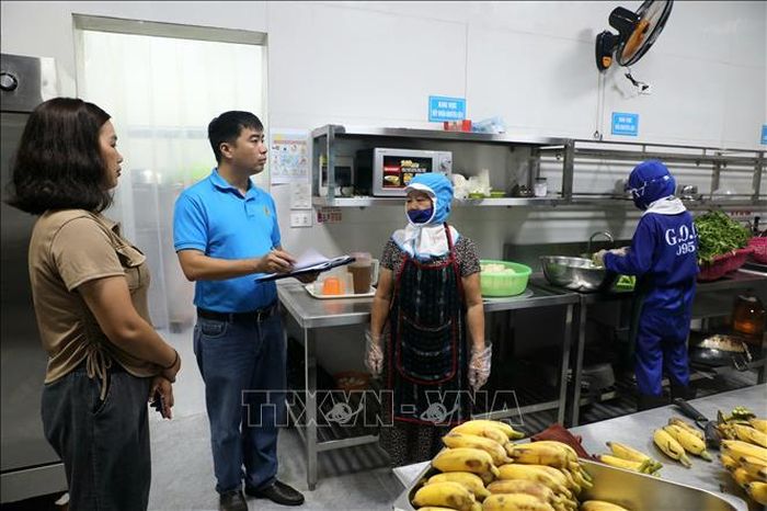 Đoàn công tác tìm hiểu quy trình chế biến, bảo quản thực phẩm tại bếp ăn của Công ty TNHH Khoa học kỹ thuật YADEA Việt Nam (Khu công nghiệp Tân Hưng).